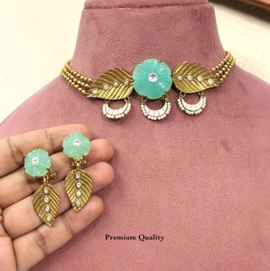 STUNNING SPARKLES - Conjunto de Collar y Pendientes de Latón Chapado en Oro con Piedras para Mujer, Estilo Clásico, para Compromiso, Boda, Aniversario - Product Image 1