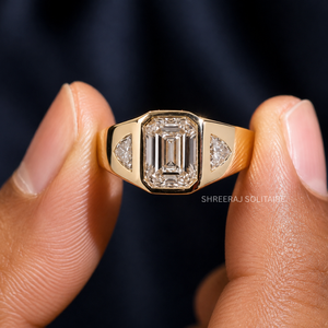 Anillo de Diamante Cultivado en Laboratorio con Corte Esmeralda de 2 Quilates, Certificado por IGI, para Hombre, con Piedras Laterales Trillón, Engaste de Bisel, Oro Sólido - Product Image 4