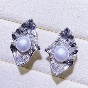 Boucles d'oreilles en perles d'eau douce naturelles de Zhuji, design feuille, luxe léger, aiguille en argent S925, vente en gros - Product Image 1