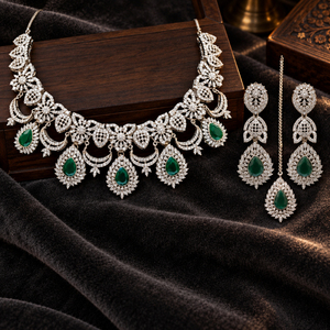 Conjunto de Collar, Pendientes y Maang Tikka con Piedra Verde en Forma de Lágrima Plateada, Joyería Nupcial Pakistaní, Fabricante Mayorista - Product Image 3