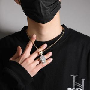 Colgante Hamsa de Lujo de Plata de Ley con Diamantes Baguette VVS y Corte Esmeralda para Hombres, Fiestas, Estilo Hip Hop Iced Out - Product Image 3