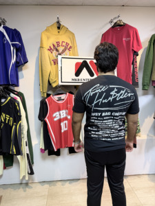 เสื้อยืดคอกลมแขนสั้นผู้ชาย สีดำ ทรงปกติ ผ้าฝ้าย สีพื้น สไตล์ลำลอง ผ้าเจอร์ซีย์ถัก - Product Image 2