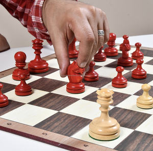 Exquisito tablero de ajedrez de cuerno hecho a mano y Juego de piezas Una obra maestra en artesanía - Product Image 2