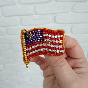Broche de bandera estadounidense hecho a mano con pedrería y ribete dorado, pin patriótico con diseño de bandera ondeante para uniformes, bolsos y ropa. - Product Image 1