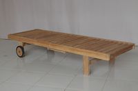 Chaise longue d'extérieur individuelle en teck massif, finition soigneusement poncée, design moderne, plateau coulissant, dossier réglable, sans coussins, pour villa