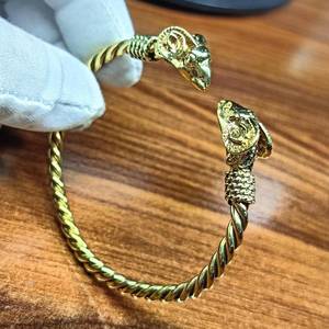 Brazalete rígido unisex chapado en oro con circonitas, diseño vikingo de latón, estilo gitano, tribal, fusion, joyería de moda. - Product Image 1
