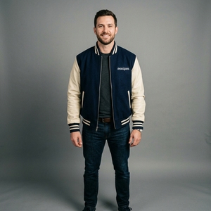 Veste en laine bleu marine pour homme avec manches crème, col et poignets en tricot côtelé, fermeture éclair intégrale, streetwear décontracté haut de gamme, veste bicolore personnalisée - Product Image 1