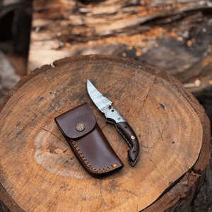 Cuchillo de bolsillo plegable de acero de Damasco 58HRC con punta de caída, mango de madera, OEM/ODM, grado industrial, tamaño personalizable, funda de cuero, 3 años de garantía - Product Image 1