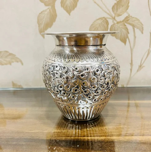 Vase kalash Lota en laiton gravé, argenté et brillant, pour rituels sacrés, disponible à prix de gros. - Product Image 1