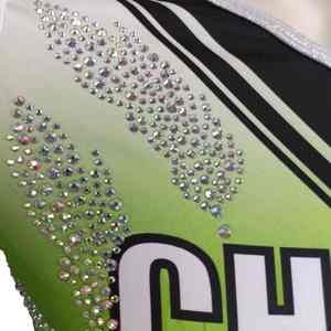 Tenue d'équipe respirante en mélange de spandex de haute qualité avec accents de diamants de qualité supérieure, uniforme de cheerleading orné de strass - Product Image 5