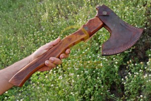 Hache de camping en acier Damas de qualité supérieure, forgée à la main, avec manche en bois, pour la survie en plein air et la fendage du bois - Product Image 6