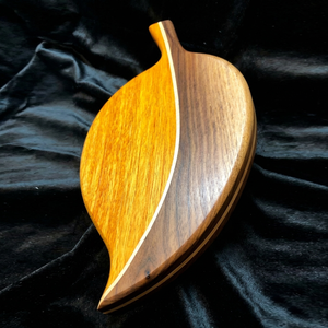 Planche à découper en bois en forme de feuille, élégante, avec un design contrasté bicolore et une poignée courbée raffinée. - Product Image 3