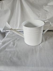 Regadera de metal estilo vintage de gran capacidad con mango cómodo para regar flores y plantas en balcones y terrazas. - Product Image 4