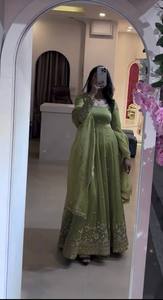Elegante Vestido Anarkali de Diseñador para Mujer con Bordado Intenso y Dupatta, Ideal para Bodas Indias y Pakistaníes, Ropa de Fiesta de Verano de Secado Rápido - Product Image 5