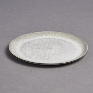 Assiette à dîner élégante en céramique marbrée ivoire, design plat contemporain, surface émaillée résistante aux rayures, parfaite pour une salle à manger moderne - Product Image 1