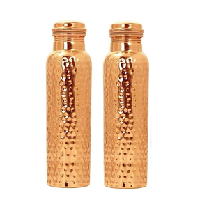 Bouteille d'eau en cuivre martelé de qualité export avec couvercle 950 ML, anti-fuite, pour boissons ayurvédiques, design durable et élégant - Product Image 1