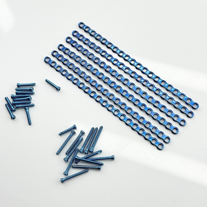 Plaques et vis en titane de haute qualité de 1,5 mm, découpables et verrouillables, lot de 46 pièces pour la chirurgie orthopédique vétérinaire des chats et des chiens - Product Image 1