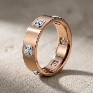 Bague de mariage solide pour homme, profil plat bicolore, en or blanc, large, sertie de diamants de laboratoire taille émeraude, plaquée rhodium, par RAAMAA - Product Image 3