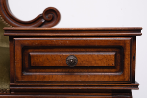 Canapé trois places vintage classique avec coussins à motifs floraux et structure en bois de chêne sculpté à la main - Product Image 6