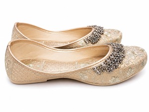 Elegantes Zapatos Planos de Satén Dorado Hechos a Mano para Novia, con Bordado Floral y Adorno de Cuentas, con Amortiguación en la Puntera, a la Moda para Verano e Invierno - Product Image 4