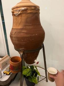 Enfriador de Agua Artesanal Étnico de Barro, Dispensador de Agua de Arcilla con Enfriamiento Natural, Grifo de Acero Inoxidable y Soporte Metálico - Product Image 4