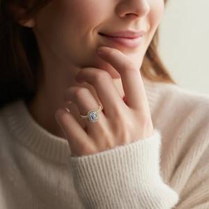 Anillo de Moissanita con Corte Esmeralda Halo, Chapado en Oro de 18K, Plata 925 Sólida, Anillo de Compromiso y Boda - Product Image 4