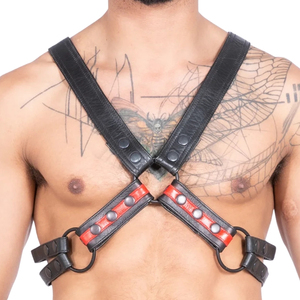 Harnais de poitrine en cuir noir avec accents rouges, boucle en acier, ajustement réglable pour tenue de club - Product Image 6