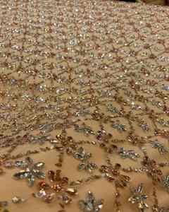 ผ้าตาข่ายปักลายดอกไม้ประดับคริสตัลสีทองสำหรับงานตัดเย็บชุดหรูหรา จำหน่ายจำนวนมาก - Product Image 3