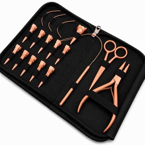 Ensemble d'outils de perlage professionnels avec finition or rose, pinces, ciseaux et aiguilles interchangeables dans un étui en similicuir zippé - Product Image 1