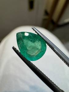 Émeraude Verte Naturelle Colombienne 1,74 CT, Coupe Poire, Facettée, avec Effet de Couleur Changeant, pour la Fabrication de Bijoux et les Collectionneurs - Product Image 1
