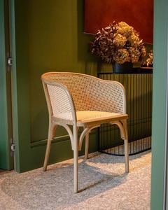 Chaise de salle à manger moderne en rotin avec pieds en teck tressé à la main, assise et accoudoirs en similicuir, mobilier de maison - Product Image 1