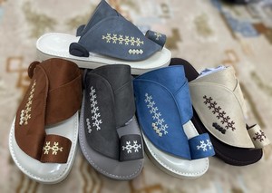 Elegantes Pantuflas de Cuero Sintético para Hombre, Cómodas Sandalias Estilo Chappal Saudí con Suela Suave de PU Antideslizante, para Uso Casual 2026 - Product Image 5