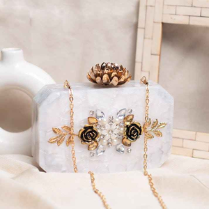 Pochette tendance en résine unique avec chaîne diamantée et doublure florale, fermeture éclair, pour les passionnés de mode - Vente en gros compétitive par MULTI CRAFT - Product Image 4