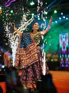 Ensemble Lehenga et Choli en coton mousseline à imprimé numérique, avec broderie miroir véritable et bordure découpée Reniya, et dupatta en dentelle Latkan - Product Image 1