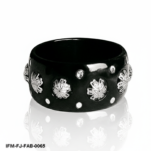 Bracelet large artisanal noir laqué avec incrustation florale argentée et accents miroir, idéal pour tenues ethniques et fusion. - Product Image 1