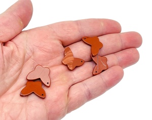 Colgante de Jaspe Rojo en Forma de Mariposa, Cuentas Artesanales Pulidas con Temática Animal - Product Image 3