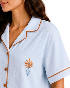 Ensemble de pyjama personnalisé bleu clair pour femme, manches courtes, boutonné, broderie florale, doux, respirant, ensemble de détente d'été - Product Image 5
