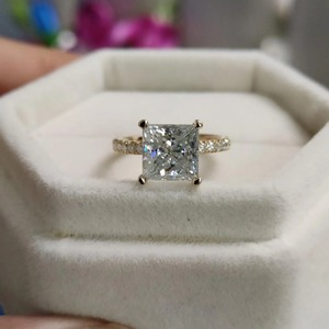 แหวนหมั้นมอยส์ซาไนต์ทรงปรินเซสคัท 2 กะรัต ทองคำขาว 14k แหวนแต่งงานเพชรทรงสี่เหลี่ยม 3/4 วงสำหรับผู้หญิง ทรงปรินเซส - Product Image 3