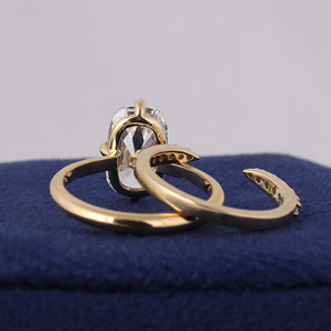 Ensemble de bagues de mariée en or 10 carats avec diamant de laboratoire taille coussin 4 carats, certifié IGI - Product Image 4