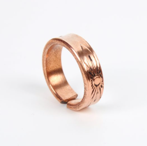 Bague magnétique en cuivre style vintage, ajustable, ouverte, faite à la main en cuivre massif, avec motif tressé et martelé - Product Image 2