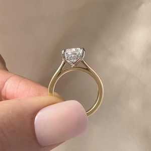 แหวนมอสซาไนต์ทรงคุชชั่น 2 กะรัต ทองคำเหลือง ประดับเพชรเม็ดเดี่ยวแบบมินิมอล ทรงเรเดียนท์คัท (E VVS) - Product Image 4