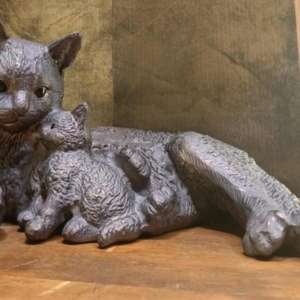 Fabricant sur mesure d'objets artisanaux, sculpture de chat avec chaton en fonte, finition bronze - Product Image 4
