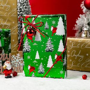 Rotolo di Carta da Regalo Natalizia Verde Reversibile con Lucentezza Metallica, Babbo Natale, Alberi e Scritte Dorate 'Merry', Confezione Regalo per le Festività - Product Image 1