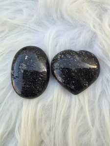 Pierre de Nuummite de Qualité Supérieure, Combo Cœur Gonflé et Pierre de Paume, Bijou en Cristal Naturel Semi-Précieux pour la Méditation, Magnifique et Entier - Product Image 3