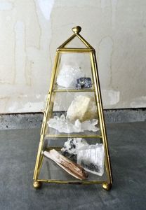 Organisateur de bijoux en forme de pyramide dorée avec étagères en verre et structure métallique pour le rangement des colliers et des bagues - Product Image 3