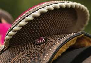 Silla de montar western de cuero repujado a mano con asiento de terciopelo rosa y tejido de cesta para senderismo y ocio - Product Image 2