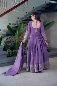 Traje Anarkali de seda brillante de diseñador, con bordado y lentejuelas, dupatta de 2.20 metros, completamente cosido, vestido de fiesta, venta al por mayor. - Product Image 2