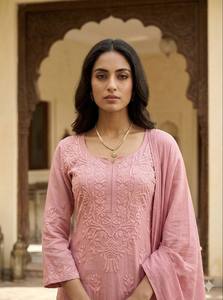 EXCLUSIF ET CONFORTABLE POUR UNE UTILISATION QUOTIDIENNE : KURTA, PLAZZO ET DUPATTA AVEC BRODERIES - Product Image 3