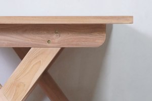 Table à manger en teck massif Nami, design moderne et durable pour l'extérieur, pieds croisés, meubles robustes, patine grise, pour la maison, le jardin, la plage, les hôtels - Product Image 2