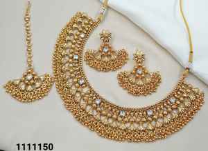 Parure de bijoux ethniques de mariage en laiton plaqué argent, zircon et Kundan, comprenant collier ras-du-cou, boucles d'oreilles pendantes et tikka, certifiée par une tierce partie - Product Image 2
